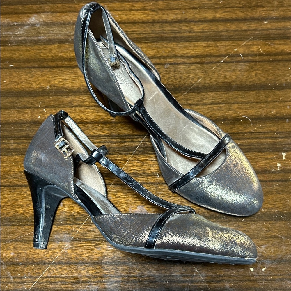 Gold and black pumps. Strappy size 8.